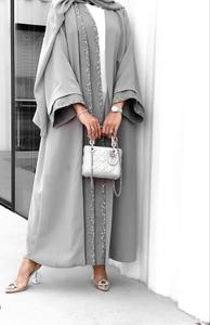 Abaya longue en satin de Dubaï classique à ouverture frontale, manches plissées élégantes, ornements de perles, anti-rides, soie faite à la main, sophistiquée - Product Image 2