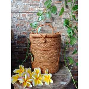 Bolso de mujer de ratán redondo hecho a mano para sala de estar bohemio con diseño de capas apiladas - Product Image 1