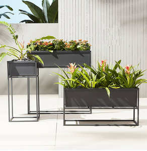 Jardinera de metal galvanizado de primera calidad diseñada para plantas decorativas que ofrece una construcción estable, duradera y resistente a la intemperie. - Product Image 1