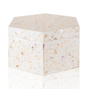 Caja hexagonal de nácar brillante, meticulosamente elaborada con joyero Capiz para organizar accesorios o presentar regalos - Product Image 2