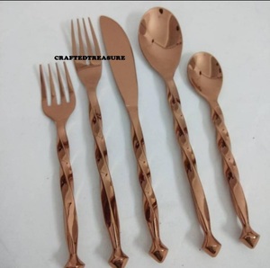 Nouvel arrivage de couverts en laiton lot de 4 couverts modernes au design martelé ensemble de couverts en laiton métal doré chic ensemble de couverts en gros - Product Image 1