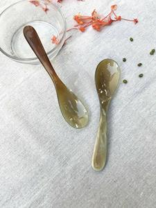 Cuillère en corne de buffle naturelle, fabriquée à la main et polie, parfaite pour servir des épices, des condiments ou pour une utilisation décorative sur la table, de haute qualité - Product Image 5