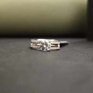 Nuevo Anillo Elegante de Doble Banda con Moissanita de Corte Redondo y Engaste Pavé en Oro de 14K, Certificado IGI, Estilo Moderno - Product Image 5