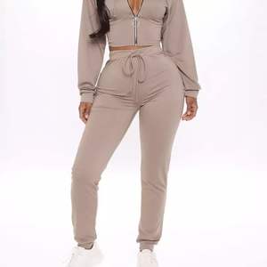 Conjunto de sudadera con capucha y pantalones de chándal con parches bordados desgastados personalizados para hombre, chándal lavado con ácido - Product Image 3