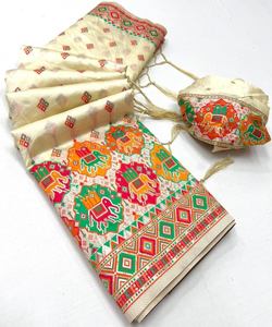 Experimente el lujo como nunca antes con ricos saris de satén, con intrincado trabajo de perlas para un toque real precio al por mayor - Product Image 5