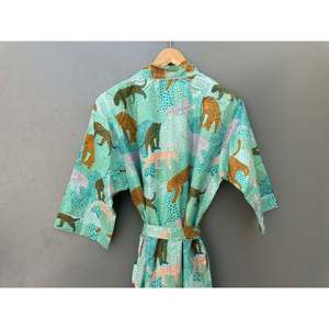 Robe kimono en coton faite à la main, style bohème, peignoir indien avec imprimé floral, silhouette ample - Product Image 2