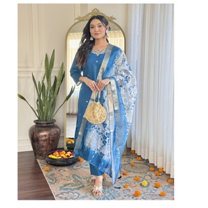 Kurti en soie romaine en tissu de haute qualité élégant et simple pour les femmes dans les vêtements de fête utilisés pour le travail brodé Kurti disponible à la vente - Product Image 5