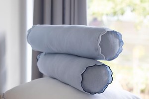 Housse de coussin en lin rose poudré avec des bords festonnés blancs Fermeture éclair cachée Disponible en plusieurs tailles - Product Image 6