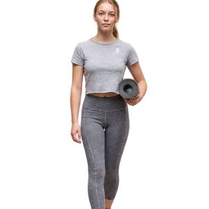 Conjunto Deportivo de Dos Piezas para Mujer, Camiseta Corta Gris y Leggings de Cintura Alta, para Yoga, Gimnasio y Entrenamiento - Product Image 3