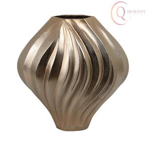 Vase décoratif moderne en métal pour table, conçu pour les intérieurs élégants et les espaces de vie stylés - Product Image 2