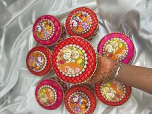 กล่องผ้าสแตนเลสที่มีผ้าที่สวยงามสดใสประดับด้วยลูกไม้สีทองและไข่มุกสำหรับแขกที่มีรูปแบบพระพิฆเนศ - Product Image 2