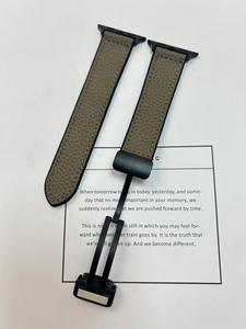 <span class=keywords><strong>Bracelet</strong></span> en <span class=keywords><strong>cuir</strong></span> véritable avec boucle magnétique pour <span class=keywords><strong>Apple</strong></span> <span class=keywords><strong>Watch</strong></span> Series 10 9 8 7 <span class=keywords><strong>SE</strong></span> Ultra 2, <span class=keywords><strong>bracelet</strong></span> de remplacement en grain de litchi, 49 mm 45 mm - Product Image 4