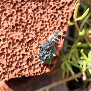 Pendentif en cristal de moldavite brute Collier de moldavite fait à la main Bijoux de guérison authentiques Cadeau tendance élégant pour elle - Product Image 4