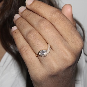 Exquisito anillo de compromiso de piedra lateral de diamante cultivado en laboratorio de marquesa de 1,42 quilates, K diseño premium de oro de 14/18K, la mejor venta a granel - Product Image 4