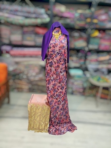 Châle rose pêche Maqbal Dirac avec imprimé floral multicolore, Gorgorad brodé or de luxe et châle violet - Product Image 1