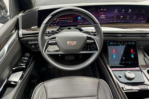 ES-CALADE SUV PLATINUM LUXURY 4WD 2025 à faible kilométrage, moteur SUNR V8 420HP - Product Image 4