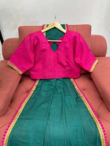 Ensemble de saris en coton Mul de créateur, dentelle brodée et bordure décorative Latkan | Blouse unie en soie avec bordure en dentelle - Product Image 4