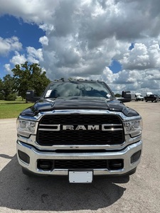 Pre-owned Clean 2024 Ra-m 3500 crew cab Tradesman 4WD - Product Image 2