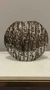 Jarrón de Metal Pulido Brillante de Primera Calidad con Diseño Decorativo Perfectamente Elaborado para Exhibición Elegante de Flores con Acabado en Oro Crudo - Product Image 2