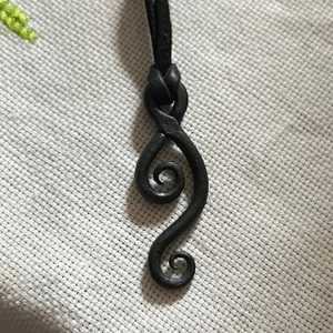 Colgante de bloqueo medieval forjado a mano de Kihara Viene suministrado con un hilo de cuero de alce de alta calidad - Product Image 4