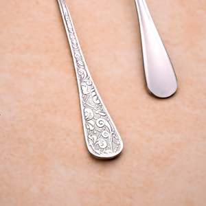 ช้อนลายฉลุสีเงินคลาสสิก (ชุด 2 ชิ้น) ด้ามยาว ทำจากสแตนเลส 304 ขัดเงาแบบกระจก ดีไซน์สร้างสรรค์สำหรับงานแต่งงาน ปลอดภัย ขนาด 10 มล. - Product Image 4