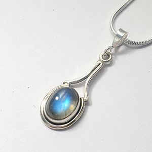 Pendentif solitaire en labradorite, monture en argent sterling 925, bijoux fins élégants et confortables - Product Image 1