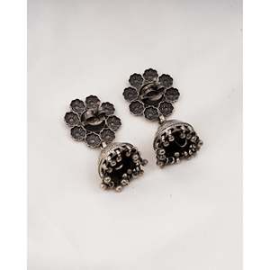 Pendientes de plata de ley 925 Swadeshi Pitara con diseño floral tipo Jhumka Chandelier para bodas de mujer - Product Image 3