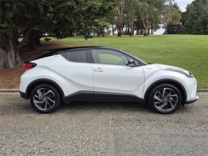 Excelente Auto Usado 2023 Toyota C-HR Limited 1.8P HV ECVT FWD SUV Listo para Enviar - Product Image 2