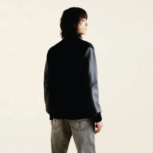 เสื้อแจ็กเก็ตทีมกีฬาผู้ชายแบบสั่งทำแขนเสื้อหนังสำหรับฤดูหนาวแบบถักด้วยกำมะหยี่แนวสตรีท OEM - Product Image 4