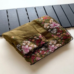 Sari VASTRA COTTAGE Pure Alexa Crush con Bordado Floral Premium en Toda la Superficie y Elegante Borde Calado con Blusa a Juego - Product Image 2