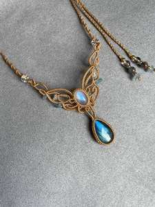 สร้อยคอทรงลูกแพร์ธรรมชาติขนาด 15 มม. ประดับด้วยพลอยเทอร์ควอยซ์ ทำจากทองเหลืองถักแบบมาคราเม่ สไตล์โบฮีเมียนทันสมัย เหมาะสำหรับทั้งชายและหญิง ใช้เป็นของขวัญวันครบรอบ HARI OM CREATIONS - Product Image 2