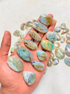 Cabochon d'opale péruvienne naturelle de meilleure qualité pierre précieuse verte pour la décoration intérieure bijoux forme mixte pierres précieuses en vrac - Product Image 2