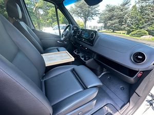 Mercedes-Benz Sprinter 2500 4x4 2021, Conversión de Camioneta Blanca de Lujo, 9,000 Millas, Turbodiésel V6, 4WD, Autocaravana AE - Product Image 4