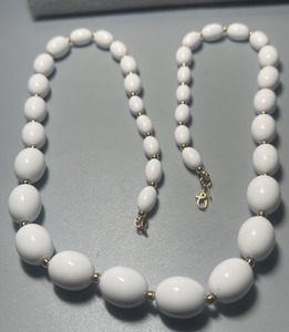 Collier avec pendentif en résine colorée, fait à la main, bijoux de mode modernes, colliers avec pendentifs de mode, colliers de bijoux de mode - Product Image 1