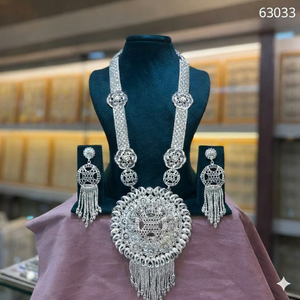 Ensemble de collier à pampilles superposées en finition or de luxe avec pendentif à nœud de créateur et boucles d'oreilles assorties 63115 - Product Image 6