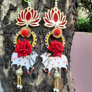 Nouveauté : Décoration murale artisanale Pichwai avec motif de vache, lotus et rose, ornée de pompons, pour la maison, les décorations Haldi et Mehendi - Product Image 2