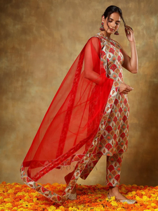 Conjunto de traje de algodón con cuello halter rojo GUZARISH con motivo étnico |   Kurta de Algodón Puro Estampada con Palazzos y Dupatta, Ropa Festiva para Mujer - Product Image 2