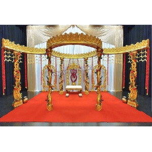 Mandap de mariage doré sur le thème du paon de Sri Lanka, Mandap de mariage Maharaja, Palais doré, Mandap de mariage indien du sud, Mandap de mariage paon, New York - Product Image 1