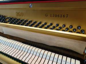 Piano Vertical Yamaha U1G Usado, Color Negro, Piano Acústico Japonés de Segunda Mano para Músicos Profesionales, Suministro de Fábrica - Product Image 5