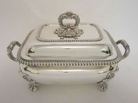 Chauffe-plats Vintage intemporel pour buffet serveur avec poignées ornées idéal pour la restauration élégante et la maison