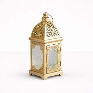 Farol de Metal con Acabado Dorado de Lujo con Paneles de Vidrio con Diseño Floral, Brillo Cálido de Vela para Decoración Festiva de Mesa del Hogar - Product Image 1