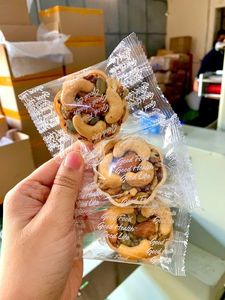 Khám phá những món ăn nhẹ hạt hình hoa quyến rũ được chế tác từ ngũ cốc hỗn hợp cao cấp, mang lại sự giòn tan thú vị cho từng khoảnh khắc. - Product Image 6