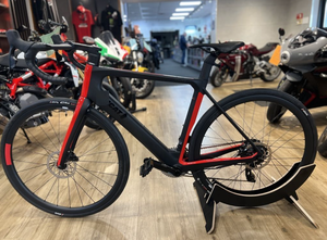 98770935US 2024 Bicicleta de Carretera Eléctrica Futa AXS M Carbon - Product Image 3