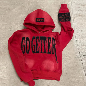 Sudadera con Capucha Roja con Estampado Puff y Parche Bordado en el Brazo, Sudadera de Forro Polar con Estampado Gráfico Atrevido - Product Image 1