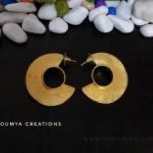 SOUMYA CREATIONS Boucles d'oreilles créoles plaquées or jaune pour femmes - Design néo-gothique, fabriquées à la main au Rajasthan, bijoux d'anniversaire - Product Image 3