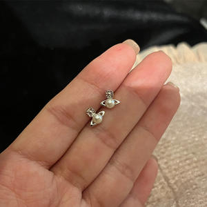 Reina madre <span class=keywords><strong>Balbina</strong></span> pequeños pendientes de perlas de Saturno individuales Mini perlas planas pequeños pendientes exquisitos para mujeres - Product Image 3