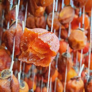 Fruits secs, nouveaux, purs, naturels, sucrés et délicieux, kakis séchés de DaLat - Product Image 3