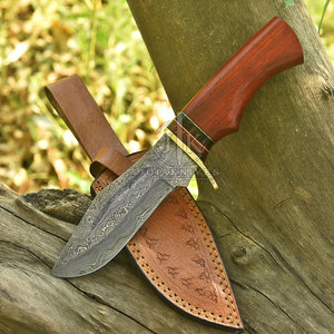 Cuchillo de Camping de Acero de Damasco con Hoja con Patrón Distintivo, Mango de Madera Pulida, Guarda de Latón y Funda de Cuero, Personalizado OEM - Product Image 2