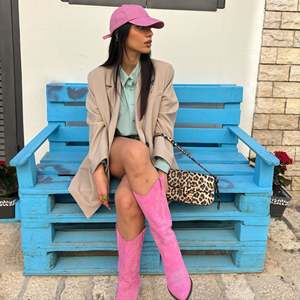 Botas de moto Dallas Midi fucsia elegantes para mujer con diseño tejano - Product Image 2