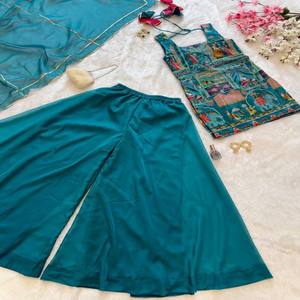 VASTRA COTTAGE Jimmy Kurta Plazzo con Estampado Digital en Organza, Dupatta de Organza, Encaje Gota Patti, Ropa Étnica de Diseñador - Product Image 6